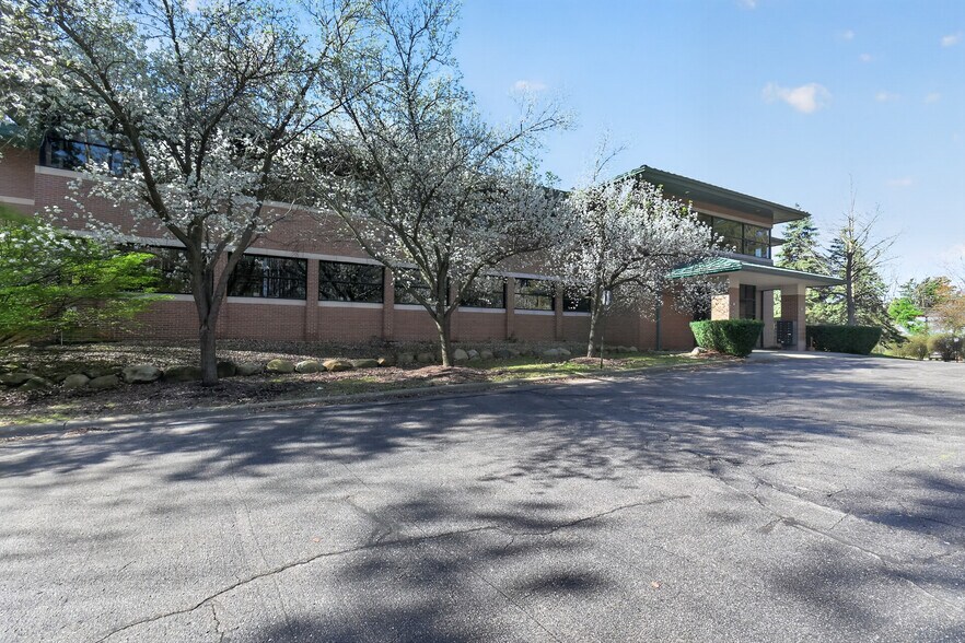 More Photos Of 8451 Boulder Ct, Commerce Township Office For Lease