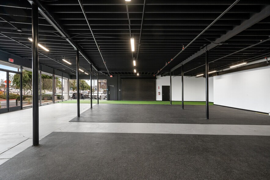 More Photos Of 800 E Dyer Rd, Santa Ana Showroom For Lease