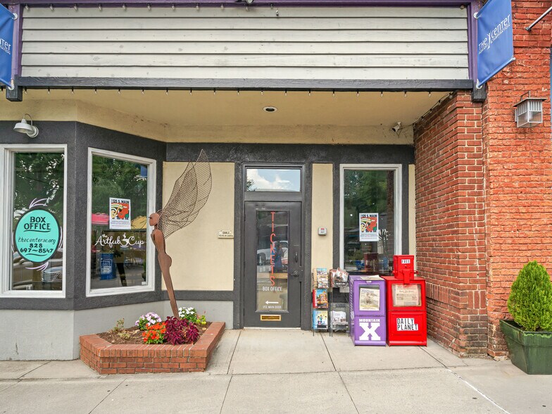 More Photos Of 125 S Main St, Hendersonville Storefront For Sale