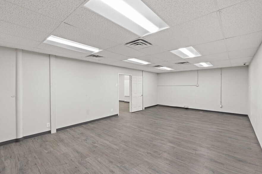 More Photos Of 3109 Garden Brook Dr, Farmers Branch Warehouse For Sale