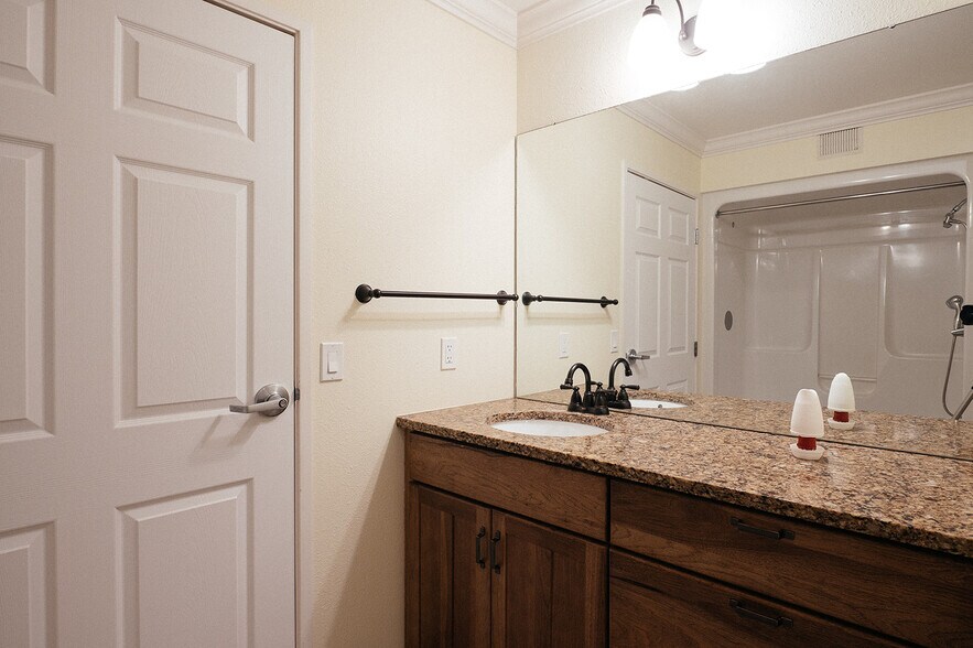 More Photos Of 461 Munson Ave, Traverse City Hotel For Sale