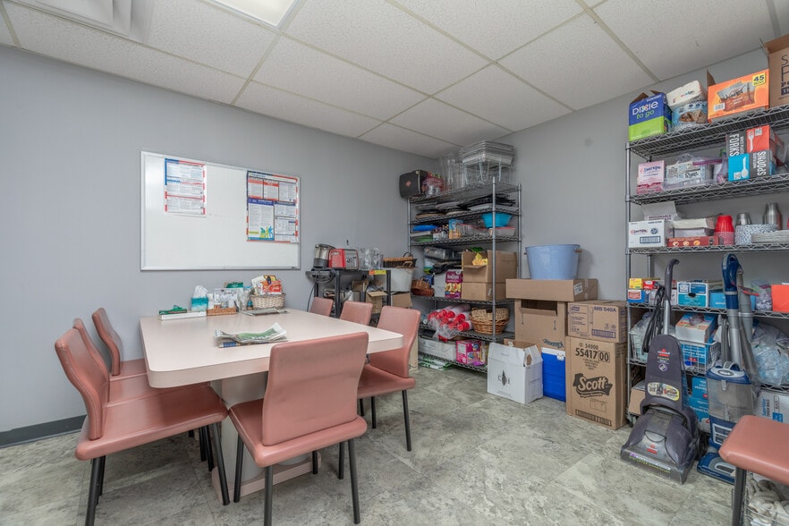 More Photos Of 295 N Lindbergh Blvd, Saint Louis Freestanding For Sale