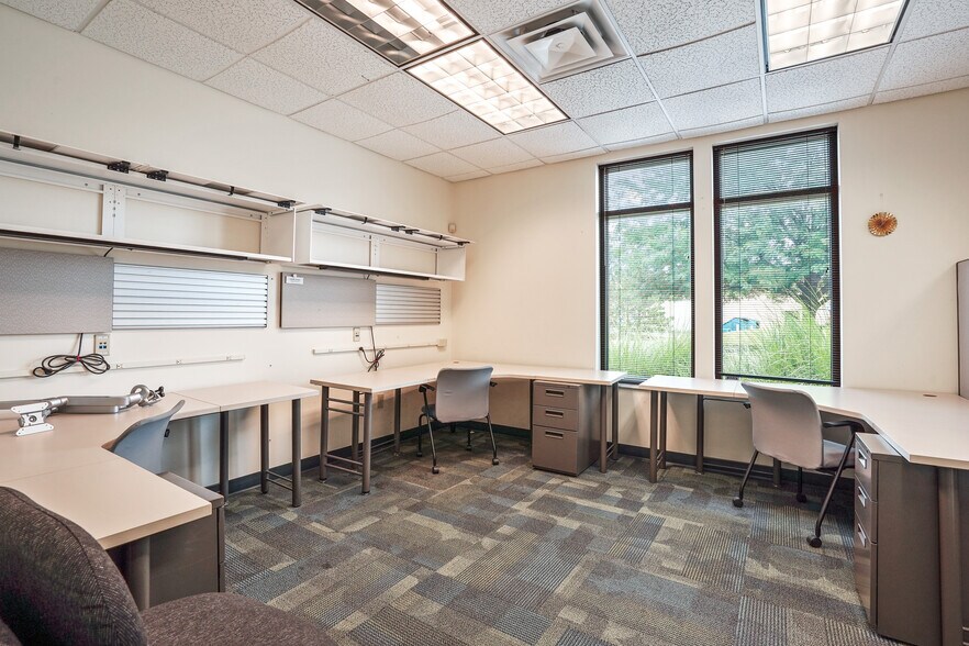 More Photos Of 10567 Sawmill Pky, Powell Office For Lease
