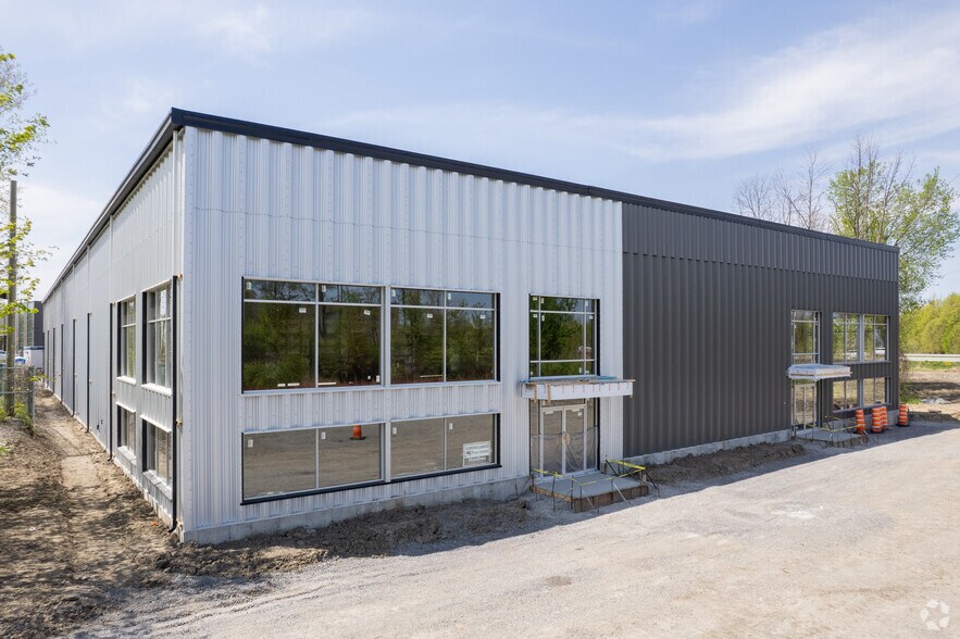 Primary Photo Of 5593 Av Pierre-Dansereau, Salaberry-de-valleyfield Warehouse For Sale
