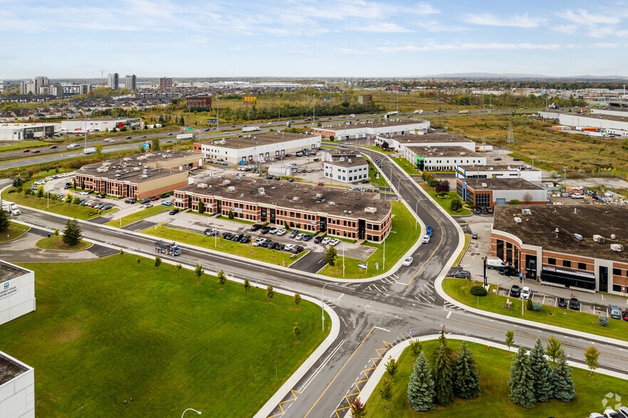 More Photos Of 5520-5576 Boul Des Rossignols, Laval Warehouse For Lease