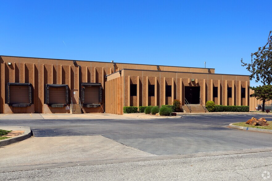 More Photos Of 3501 Melcat Dr, Oklahoma City Distribution For Lease