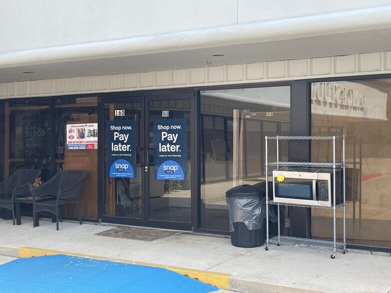 More Photos Of 701 E Main St, Tomball Storefront For Lease