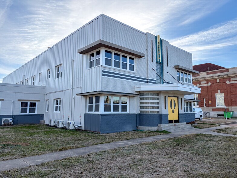 More Photos Of 11 N Walnut St, Iola Apartments For Sale