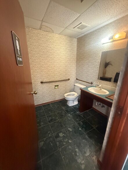 More Photos Of 2251 N Woodlawn Blvd, Wichita Medical For Sale
