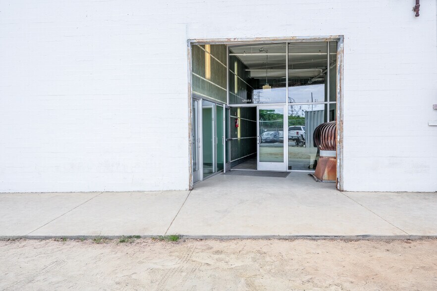 More Photos Of 2212 Main St, San Diego Industrial For Lease