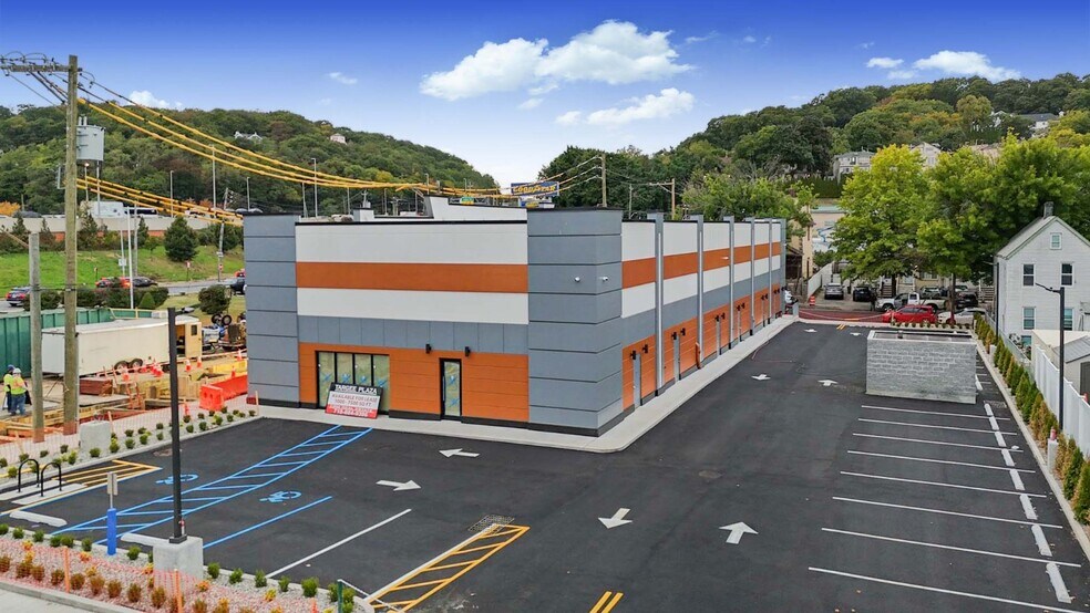 More Photos Of 752 Targee St, Staten Island Storefront Retail Office For Lease