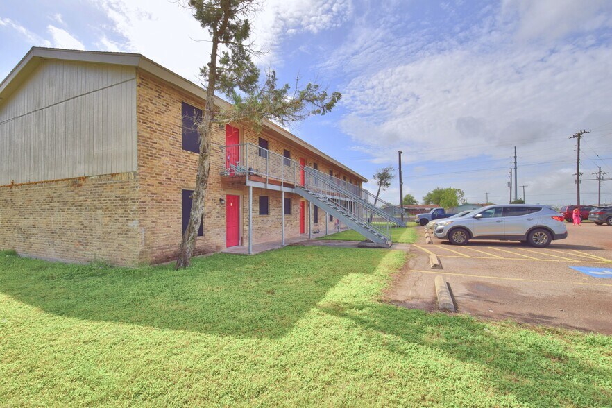 More Photos Of 303-511 E Reagan Rd, Beeville Multifamily For Sale