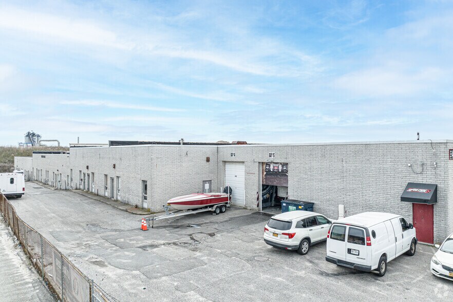 More Photos Of 49 E Industry Ct, Deer Park Warehouse For Lease
