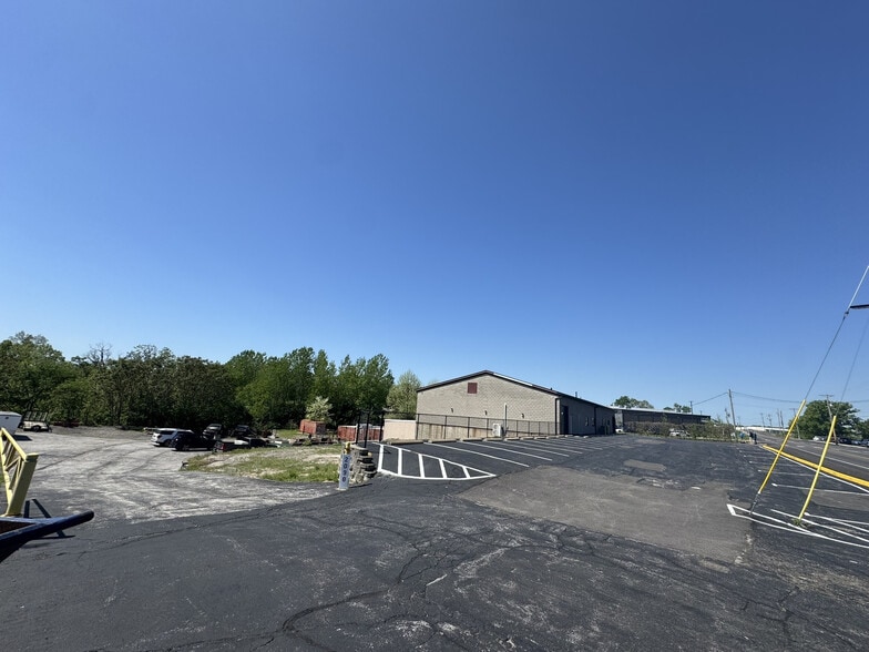 More Photos Of 2098 Gravois Rd, High Ridge Warehouse For Lease