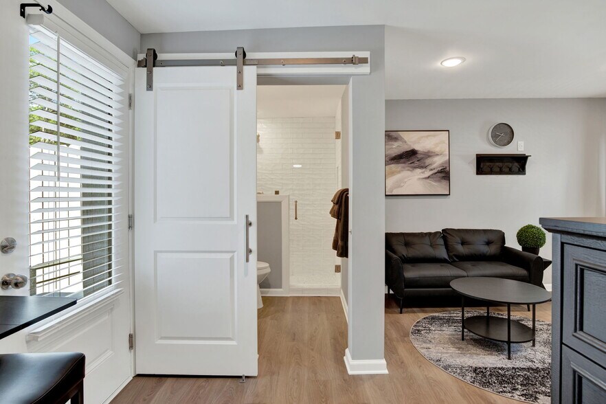 More Photos Of 733 W 52nd St, Savannah Apartments For Sale