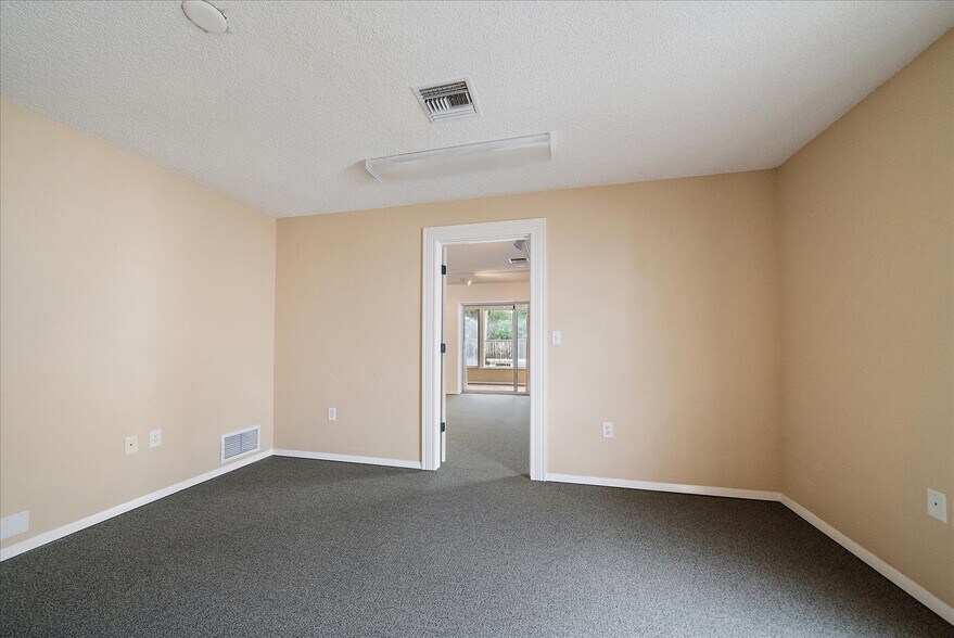 More Photos Of 2072-2074 Constitution Blvd, Sarasota Office For Sale