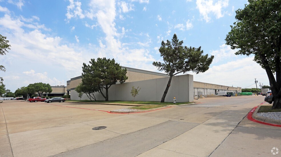More Photos Of 10390 Shady Trl, Dallas Distribution For Lease