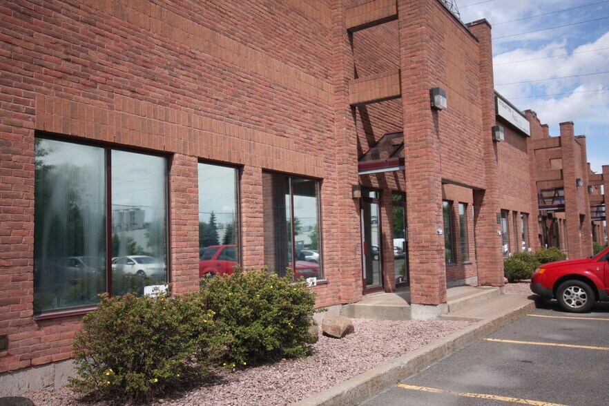 More Photos Of 35 Rue De Lauzon, Boucherville Warehouse For Lease