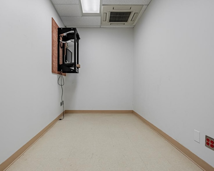 More Photos Of 2180 Meadowvale Blvd, Mississauga Office For Sale