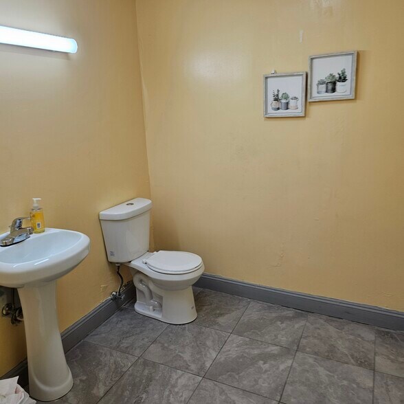 More Photos Of 7930 Pulaski Hwy, Rosedale Warehouse For Lease