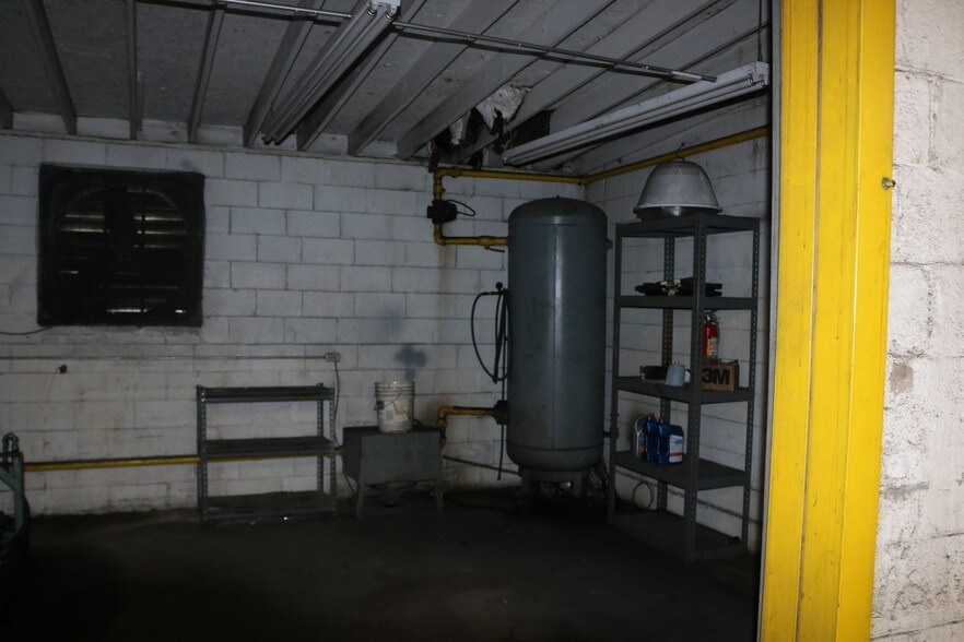 More Photos Of 2415 Lusk St, Guntersville Warehouse For Lease