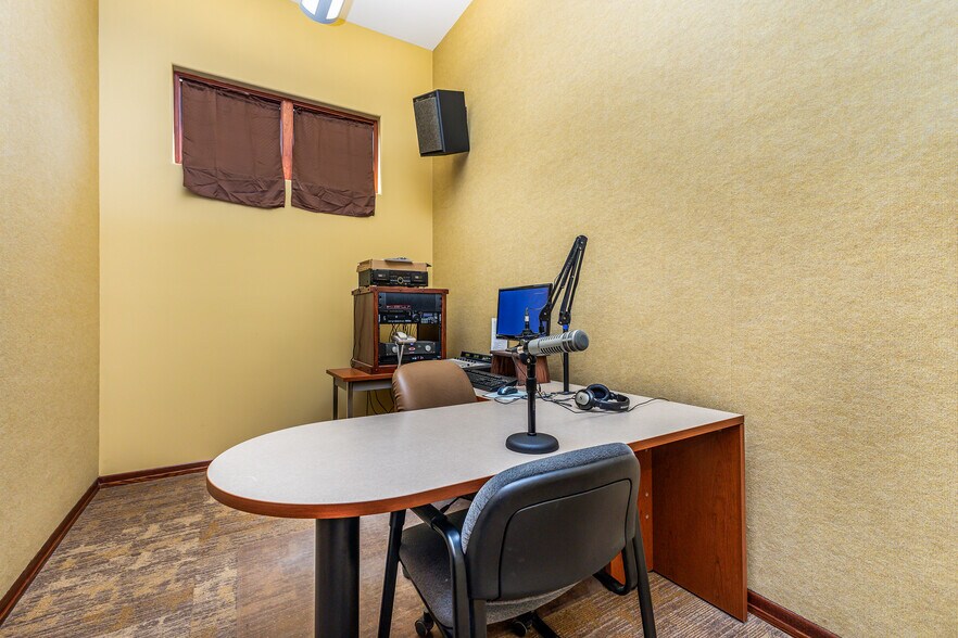 More Photos Of 1055 University Ave, Dubuque Office For Sale