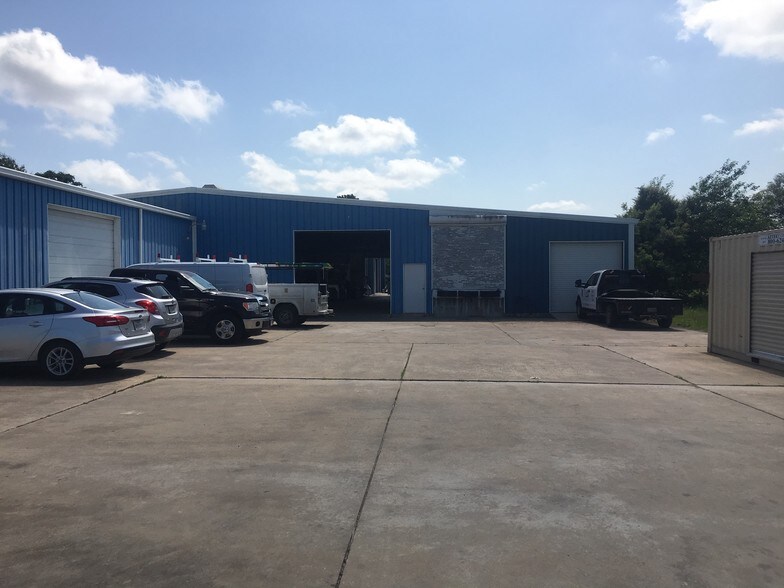 More Photos Of 601 S Meadow Ln, El Campo Warehouse For Lease