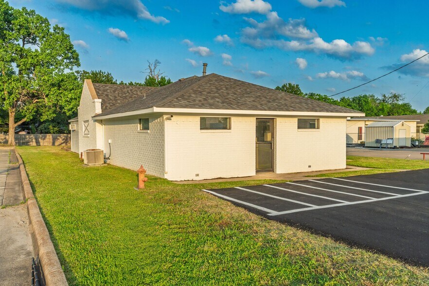 More Photos Of 4527 Stonewall St, Greenville Medical For Sale