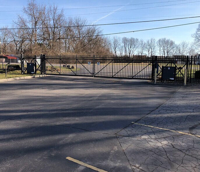 More Photos Of 5342 W Vermont St, Indianapolis Office For Sale