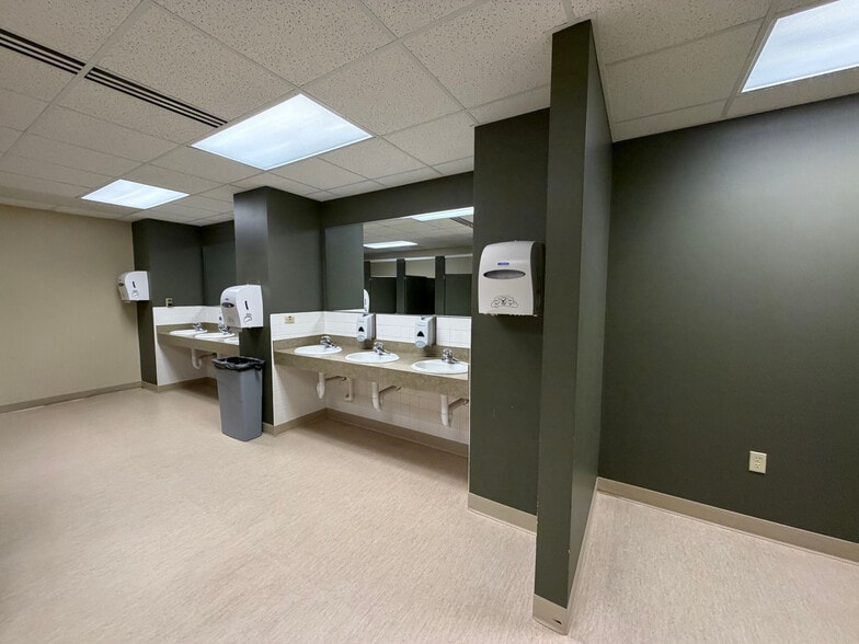 More Photos Of 985 Gezon Pky SW, Grand Rapids Office For Lease