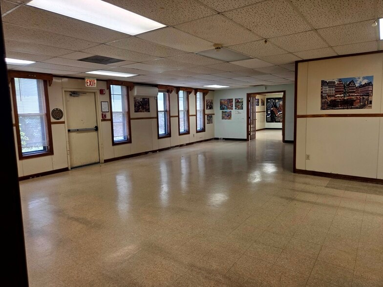 More Photos Of 2222 Belt Line Rd, Garland Religious Facility For Lease