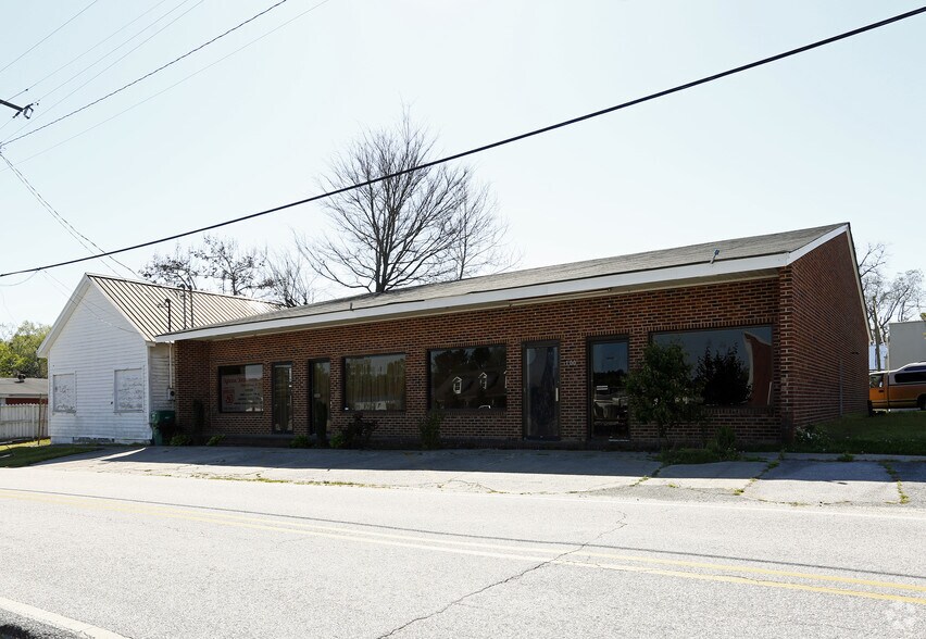 More Photos Of 106 W North Railroad St, Four Oaks Storefront For Sale