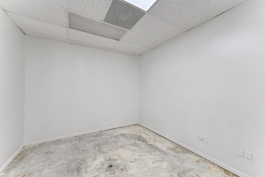 More Photos Of 14721 Pebble Bend Dr, Houston Medical For Lease