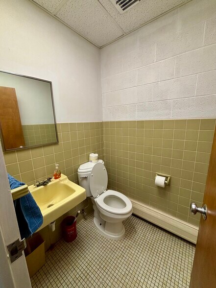 More Photos Of 1231 Roth Dr, Lansing Office For Sale