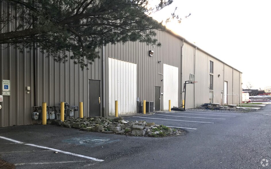 More Photos Of 330 Schantz Rd, Allentown Warehouse For Lease