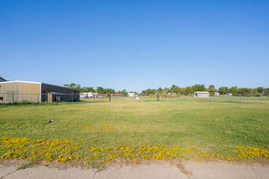 More Photos Of 600 W Cherry St, Cushing Warehouse For Lease