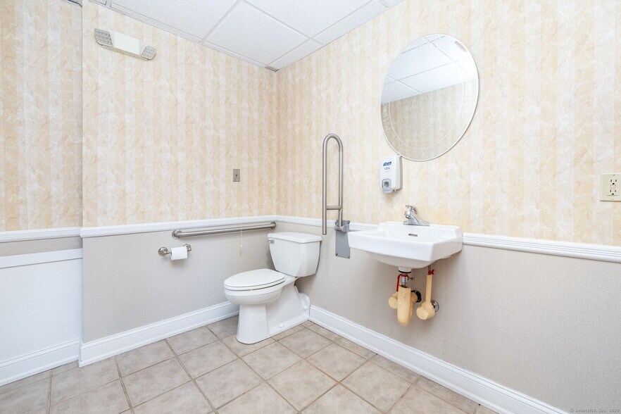 More Photos Of 11 Hayward Ave, Colchester Office For Sale