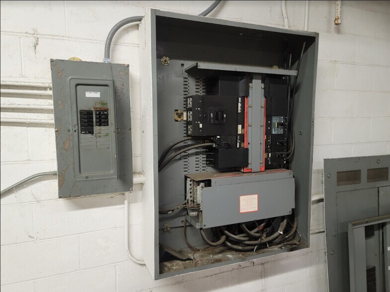 More Photos Of 1900 E Holland Ave, Saginaw Warehouse For Sale