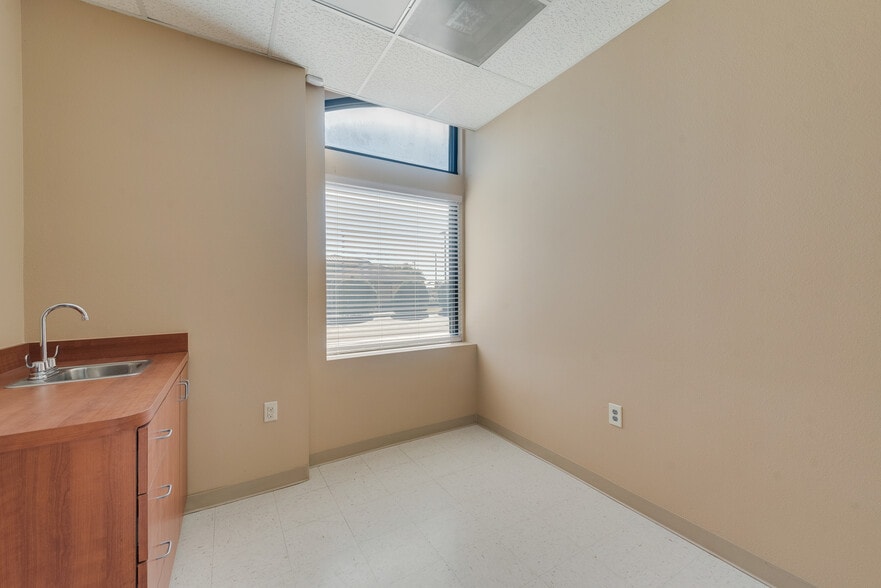More Photos Of 7920 Preston Rd, Plano Medical For Sale