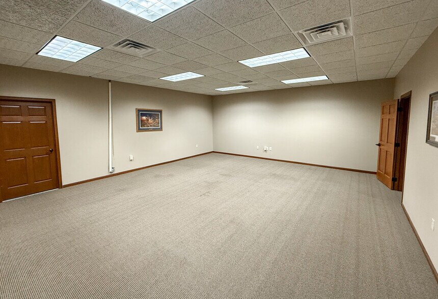 More Photos Of 1609 W 1st St, Sioux Falls Light Distribution For Sale