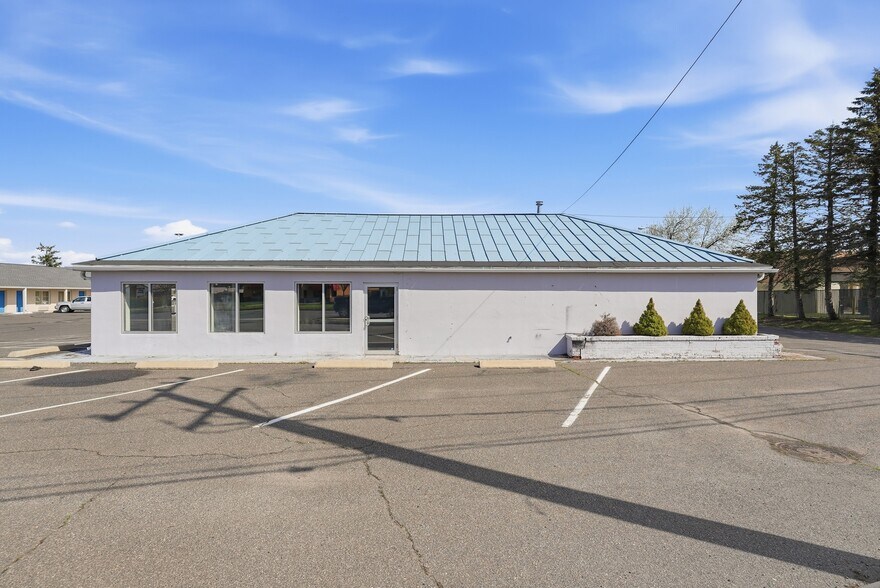 Primary Photo Of 1356 Boston Rd, Springfield Fast Food For Sale