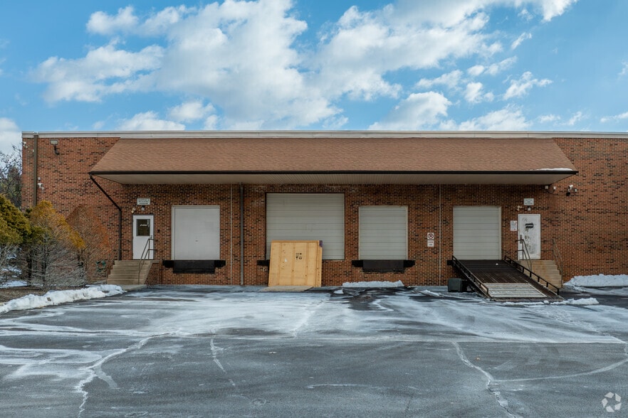 More Photos Of 11 Penns Trl, Newtown Light Distribution For Lease