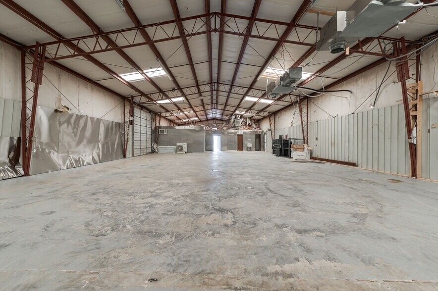 More Photos Of 3600 Valley Park Dr, El Reno Light Distribution For Lease