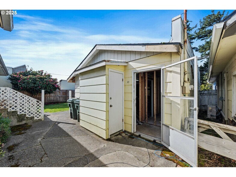 More Photos Of 2235 Broadway Ave, North Bend General Retail For Sale