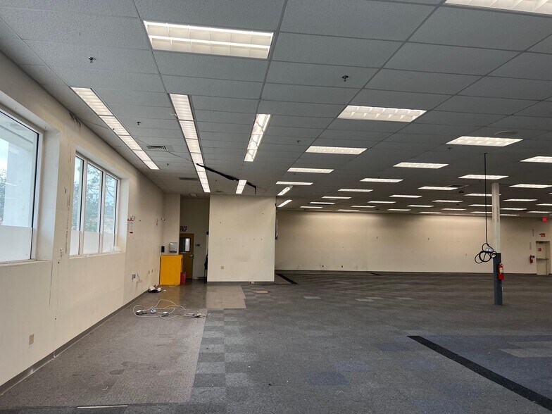 More Photos Of 13991 N Cleveland Ave, North Fort Myers Drugstore For Lease