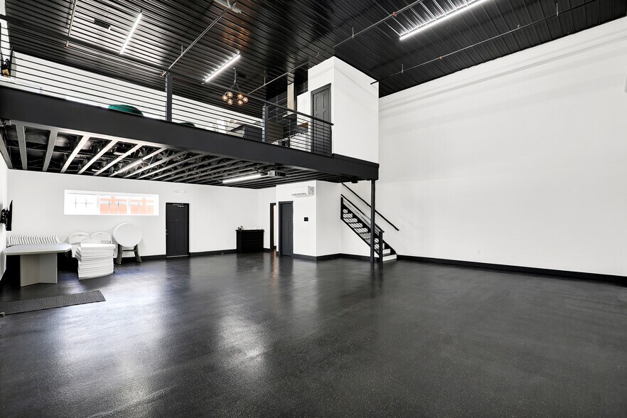 More Photos Of 17725 Motor District Cir, Carmel Showroom For Sale