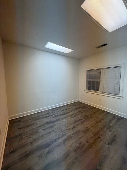 More Photos Of 1005 Weatherstone Pky, Woodstock Office For Lease