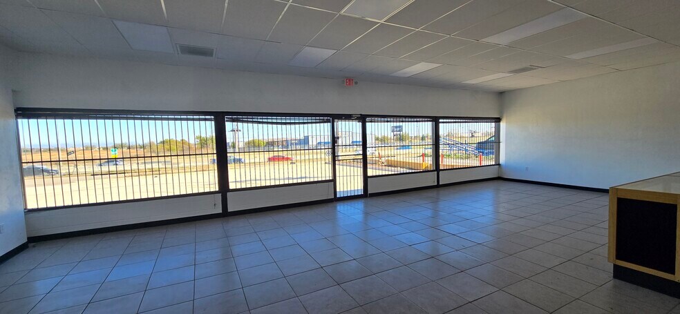 More Photos Of 6109 S I 35 Service Rd, Oklahoma City Flex For Lease
