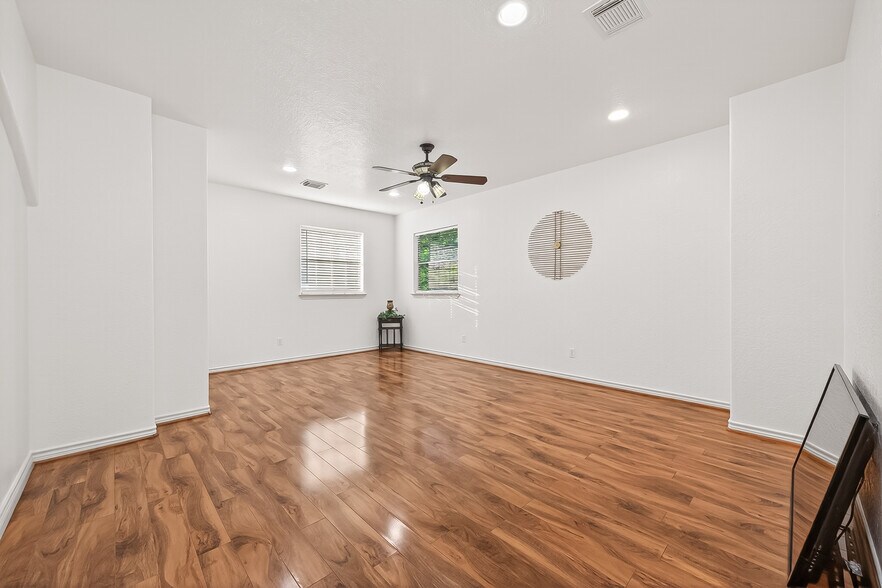 More Photos Of 21832 Rayford Rd, Humble Office For Sale