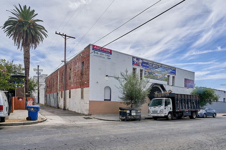 More Photos Of 5454 Virginia Ave, Los Angeles Showroom For Lease